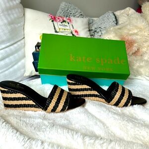 1213. Kate Spade NY Linda Rafia Natural/Blk Wedge Sandal